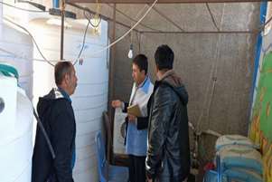 بازدید کارشناسان سلامت محیط شبکه بهداشت و درمان شهرستان ارسنجان از آب تصفیه کن ها در روستا