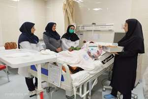 اهداء گل به مادران زایمان کرده در بیمارستان ارسنجان به مناسبت هفته جمعیت